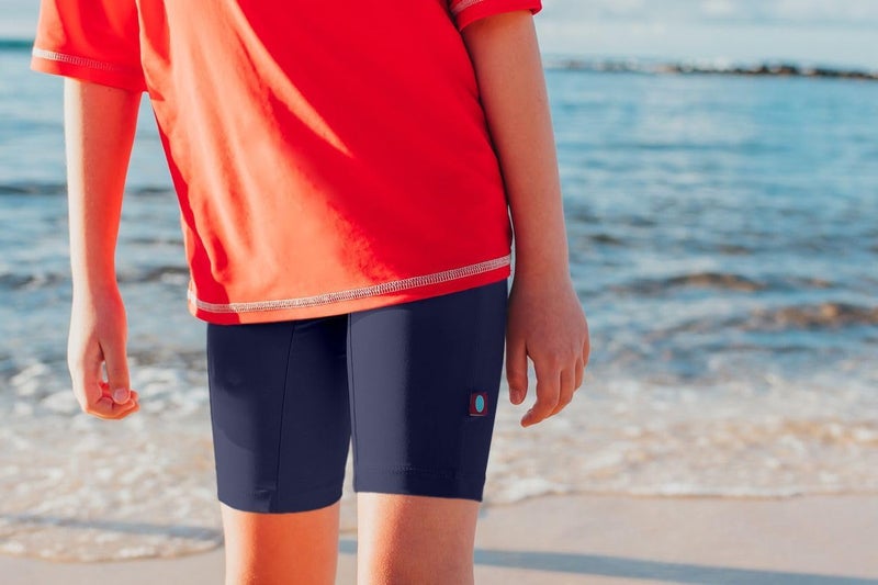 City Threads شورت سباحة للأطفال من سيتي ثريدز UPF 50+ مريح وقوي وخالي من الطفح الجلدي مصنوع في الولايات المتحدة الأمريكية، أسود، 8 سنوات - Image 2